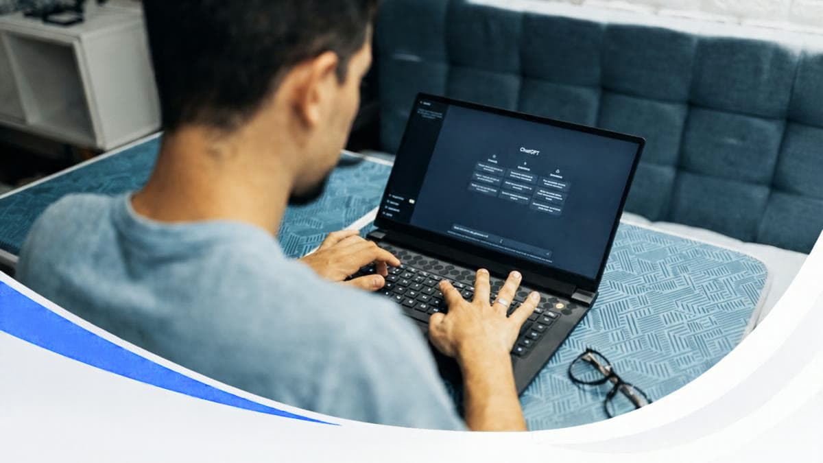 Osoba przy laptopie pisze w oknie czatu z asystentem AI